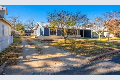 309 W College St, Fredericksburg, TX 78624 - Photo 2