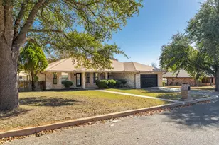 216 Edgewood Dr, Fredericksburg, TX 78624 - Photo 2