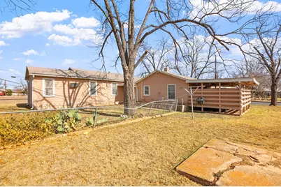 811 Franklin, Fredericksburg, TX 78624 - Photo 4