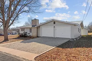 303 Walnut St, Fredericksburg, TX 78624 - Photo 2