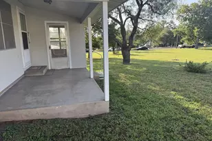 303 Walnut St, Fredericksburg, TX 78624 - Photo 6