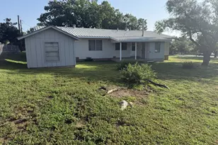 303 Walnut St, Fredericksburg, TX 78624 - Photo 4