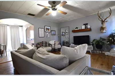 806 N Crockett St, Fredericksburg, TX 78624 - Photo 2