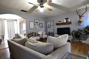 806 N Crockett St, Fredericksburg, TX 78624 - Photo 2