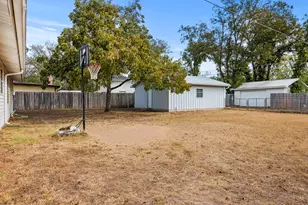 805 N Edison St, Fredericksburg, TX 78624 - Photo 14