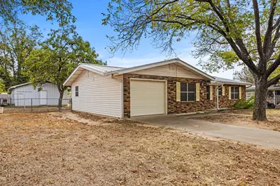 805 N Edison St, Fredericksburg, TX 78624 - Photo 2