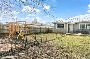 211 Green Oaks Loop, Fredericksburg, TX 78624 - Photo 18