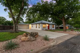 318 W Hackberry St, Fredericksburg, TX 78624 - Photo 4