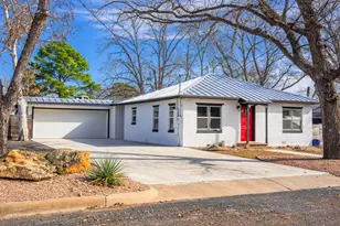 318 W Hackberry St, Fredericksburg, TX 78624 - Photo 2