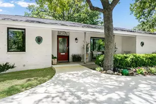 702 S Eagle St, Fredericksburg, TX 78624 - Photo 4