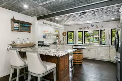 702 S Eagle St, Fredericksburg, TX 78624 - Photo 14