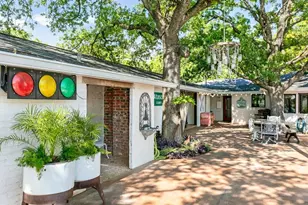 702 S Eagle St, Fredericksburg, TX 78624 - Photo 4