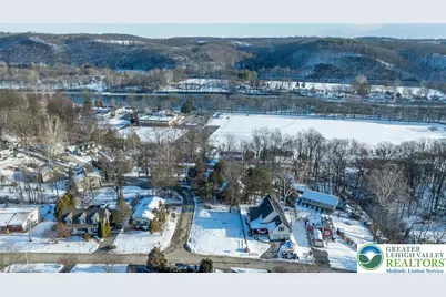 82 Lenape Trail, Upper Mt Bethel Twp, PA 18343 - Photo 2