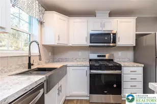 465 Royal Manor Rd, Williams Township, PA 18042 - Photo 2