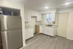 215 E Cherry St, Shenandoah Boro, PA 17976 - Photo 6