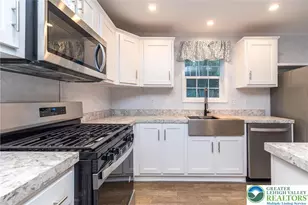 465 Royal Manor Rd, Williams Township, PA 18042 - Photo 2