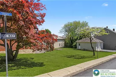 32 E Center Street, Nazareth Boro, PA 18064 - Photo 8