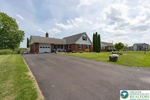 554 Mountain View Ave, Bushkill Twp, PA 18064 - Photo 2