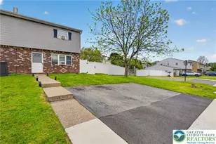 302 Lockridge Ln, Alburtis Boro, PA 18011 - Photo 2