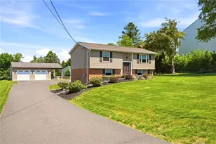 706 Shawnee Dr, South Manheim Twp, PA 17922 - Photo 2