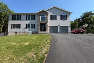 135 Tannenbaum Way, Pocono Twp, PA 18332 - Photo 2