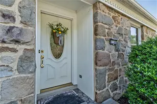 1148 Meadowbrook Cir W, Allentown City, PA 18103 - Photo 2