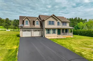 42 Louis Cir, Butler Twp, PA 18222 - Photo 2