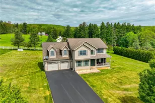 42 Louis Cir, Butler Twp, PA 18222 - Photo 2