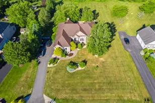 123 Chase Hollow Dr, Bushkill Twp, PA 18064 - Photo 2