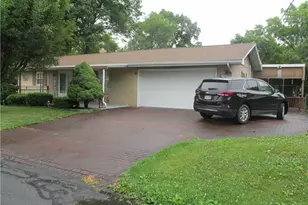 1026 Oakhurst Dr, Slatington Boro, PA 18080 - Photo 2