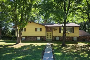 528 Rosewood Dr, Lehigh Township, PA 18067 - Photo 2