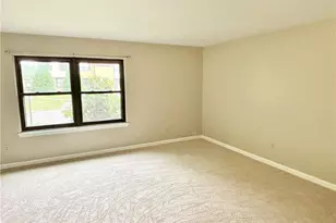 1726 Saratoga Ct, South Whitehall Township, PA 18104 - Photo 4