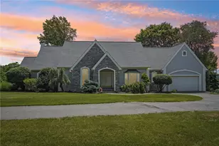 280 Sky Line Dr, Williams Township, PA 18042 - Photo 2