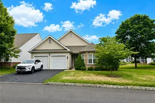 2757 Terrwood Dr E, Macungie Boro, PA 18062 - Photo 2