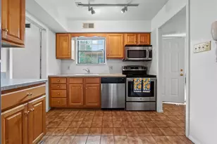 2822 Whitemarsh Pl, Lower Macungie Township, PA 18062 - Photo 4