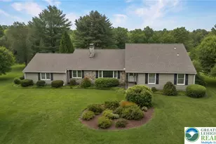 525 Wedgewood Rd, Hanover Twp, PA 18017 - Photo 2