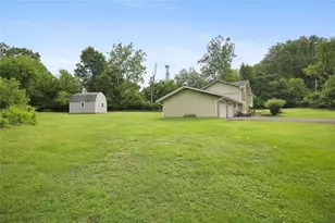 2371 Honeysuckle Rd, Allentown City, PA 18103 - Photo 4