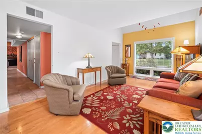 7942 Woodsbluff Run, Upper Macungie Township, PA 18051 - Photo 8