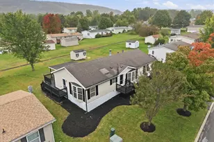 4230 Heritage Ln, Lehigh Township, PA 18088 - Photo 2