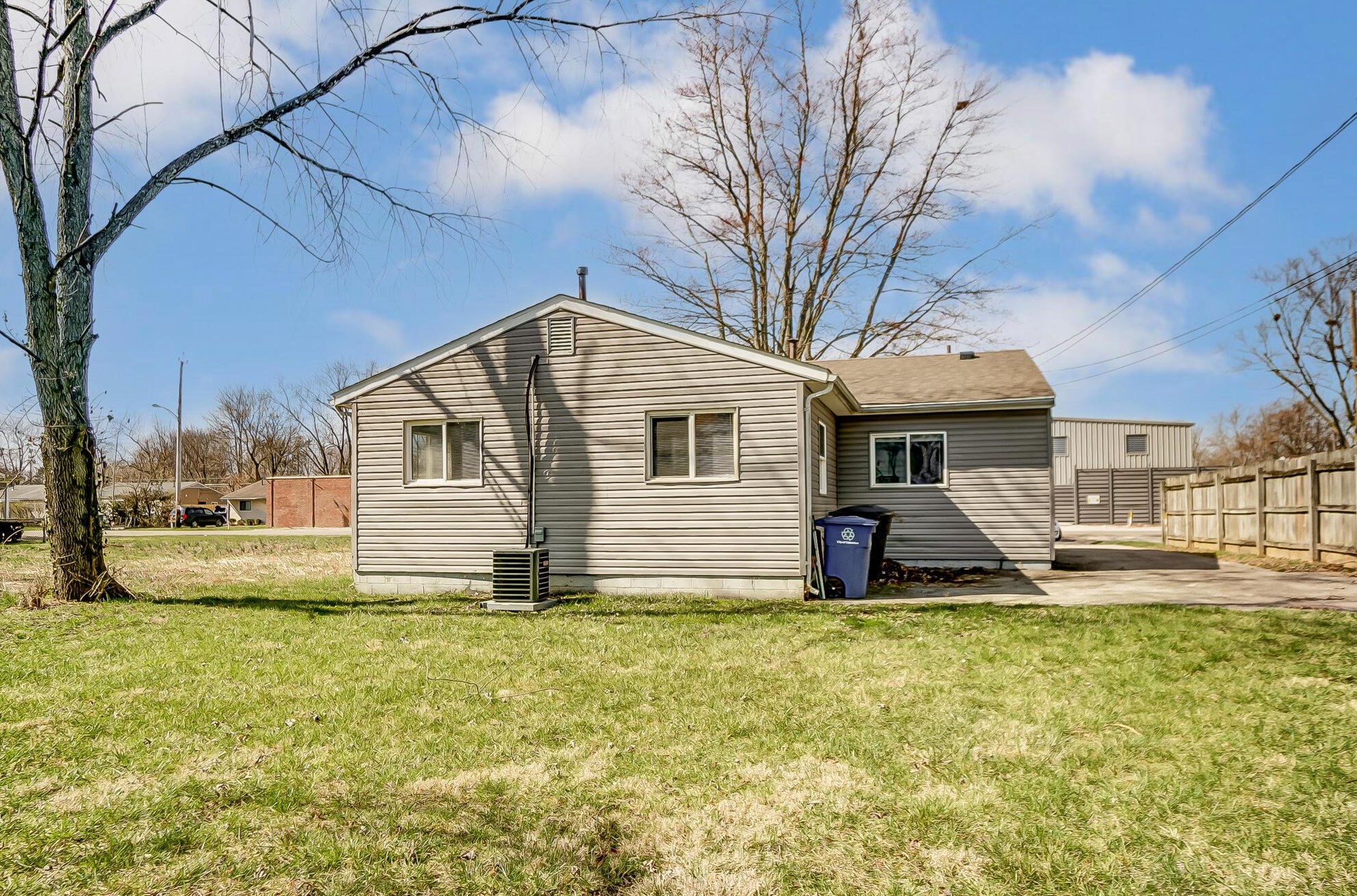 3044 Fairwood Ave, Columbus OH 43207-3273 exterior