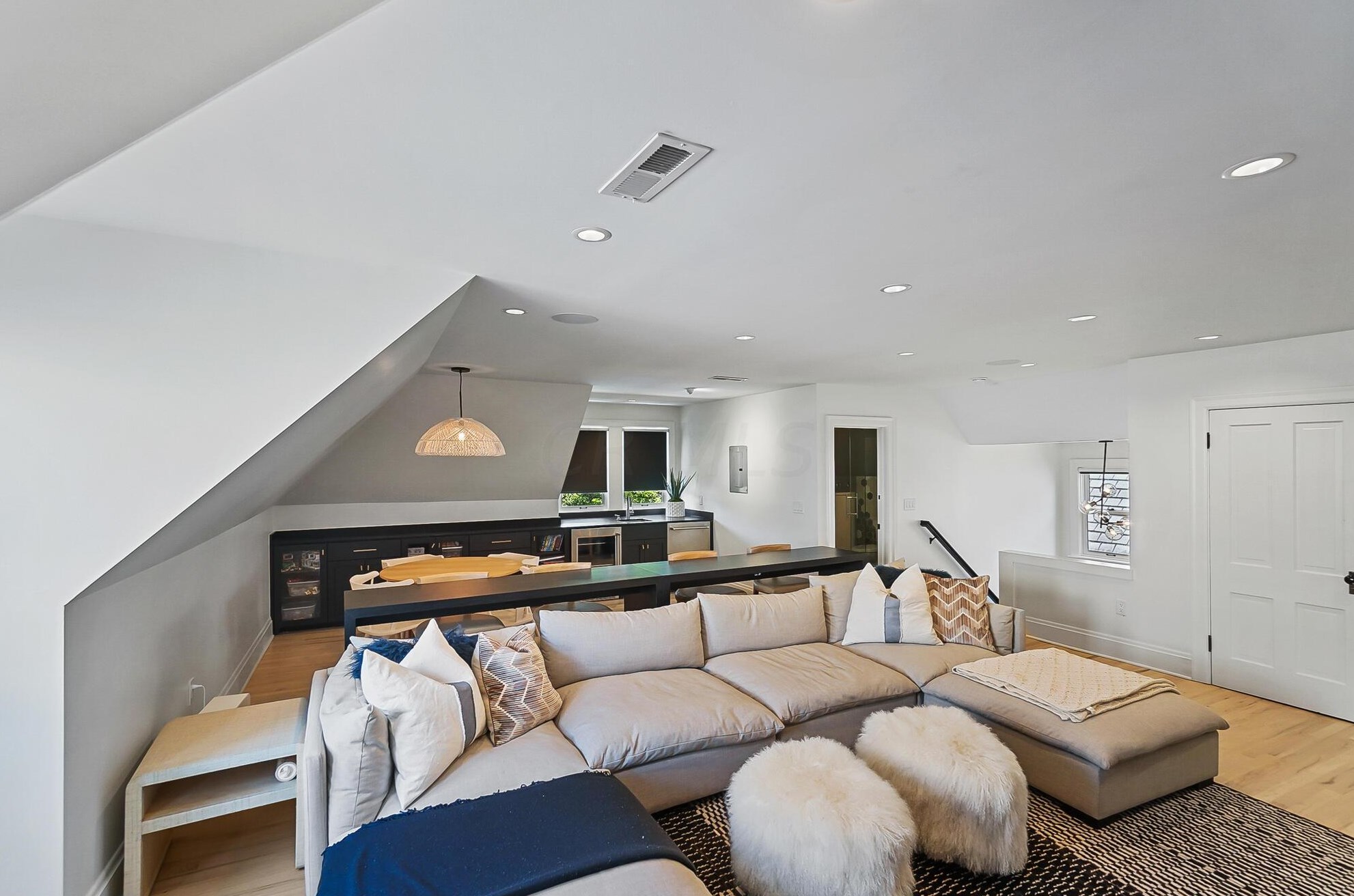 158 Buttles Ave, Columbus OH 43215-1402 exterior