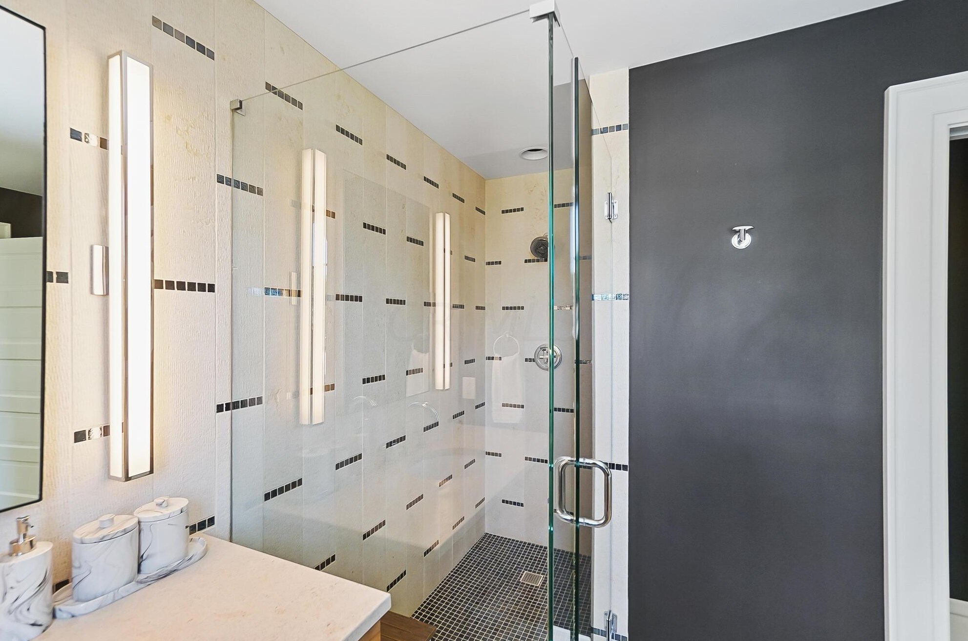 158 Buttles Ave, Columbus OH 43215-1402 exterior