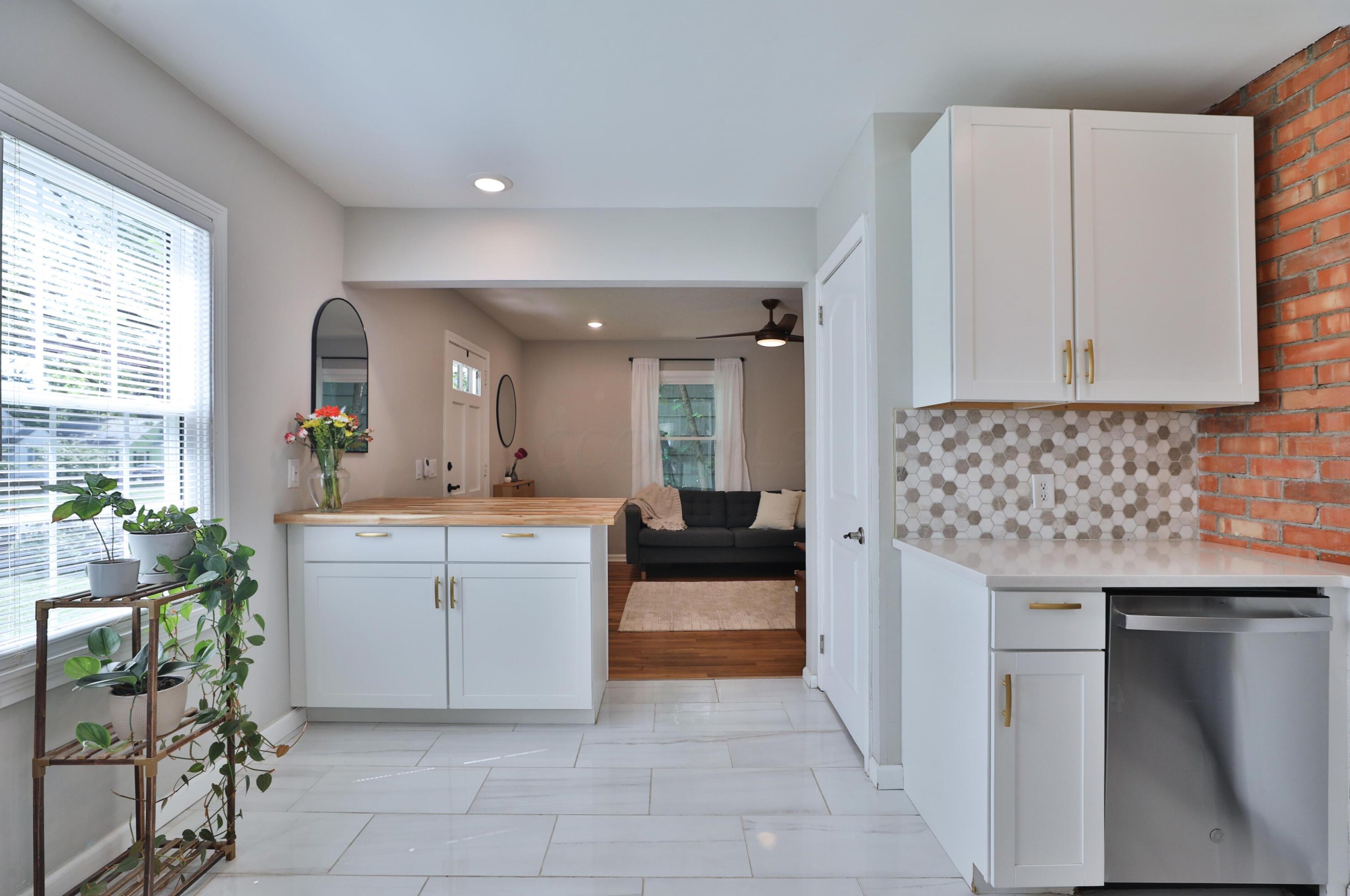 5690 Indianola Ave, Columbus OH 43085-3706 exterior