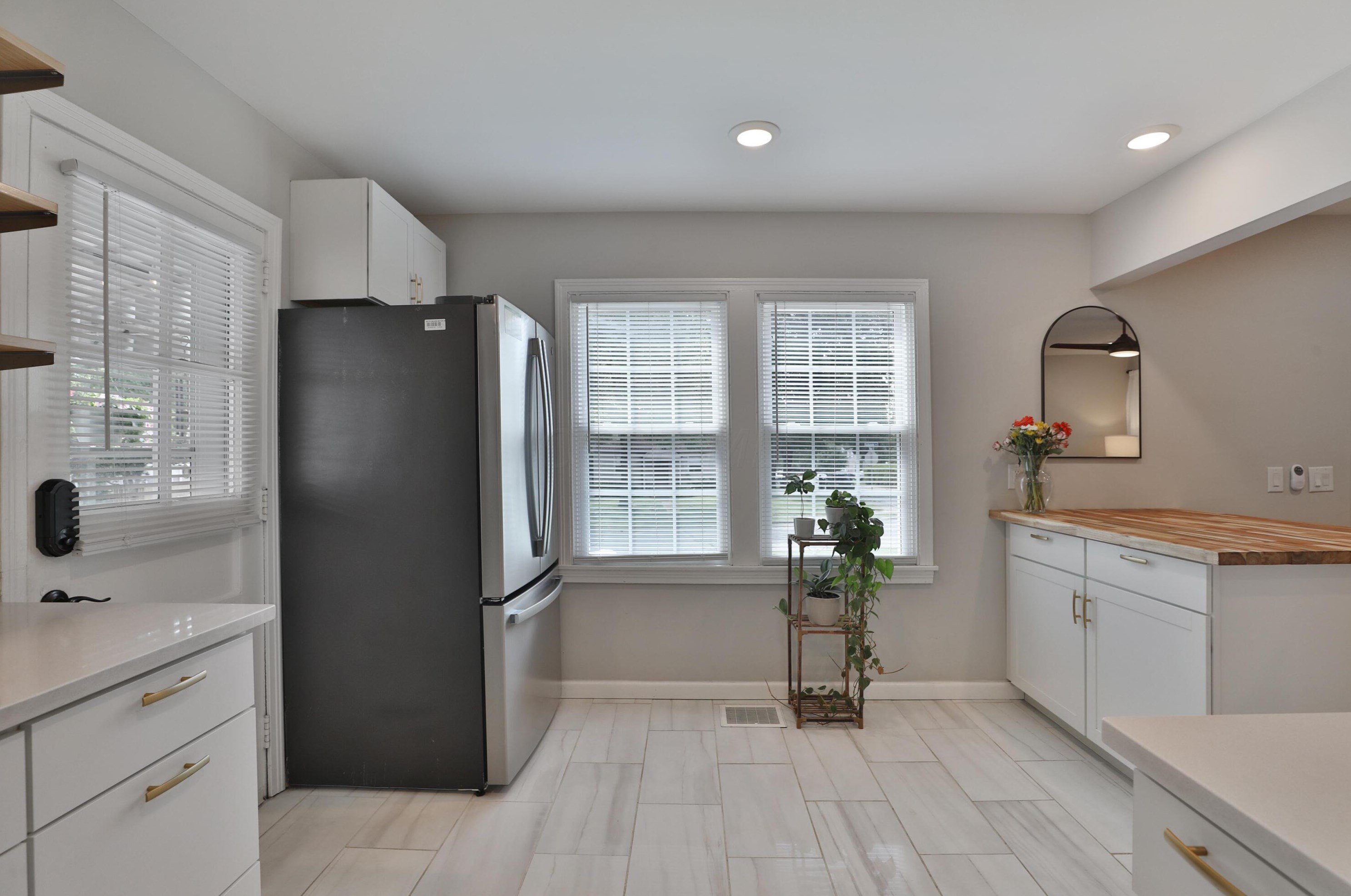 5690 Indianola Ave, Columbus OH 43085-3706 exterior