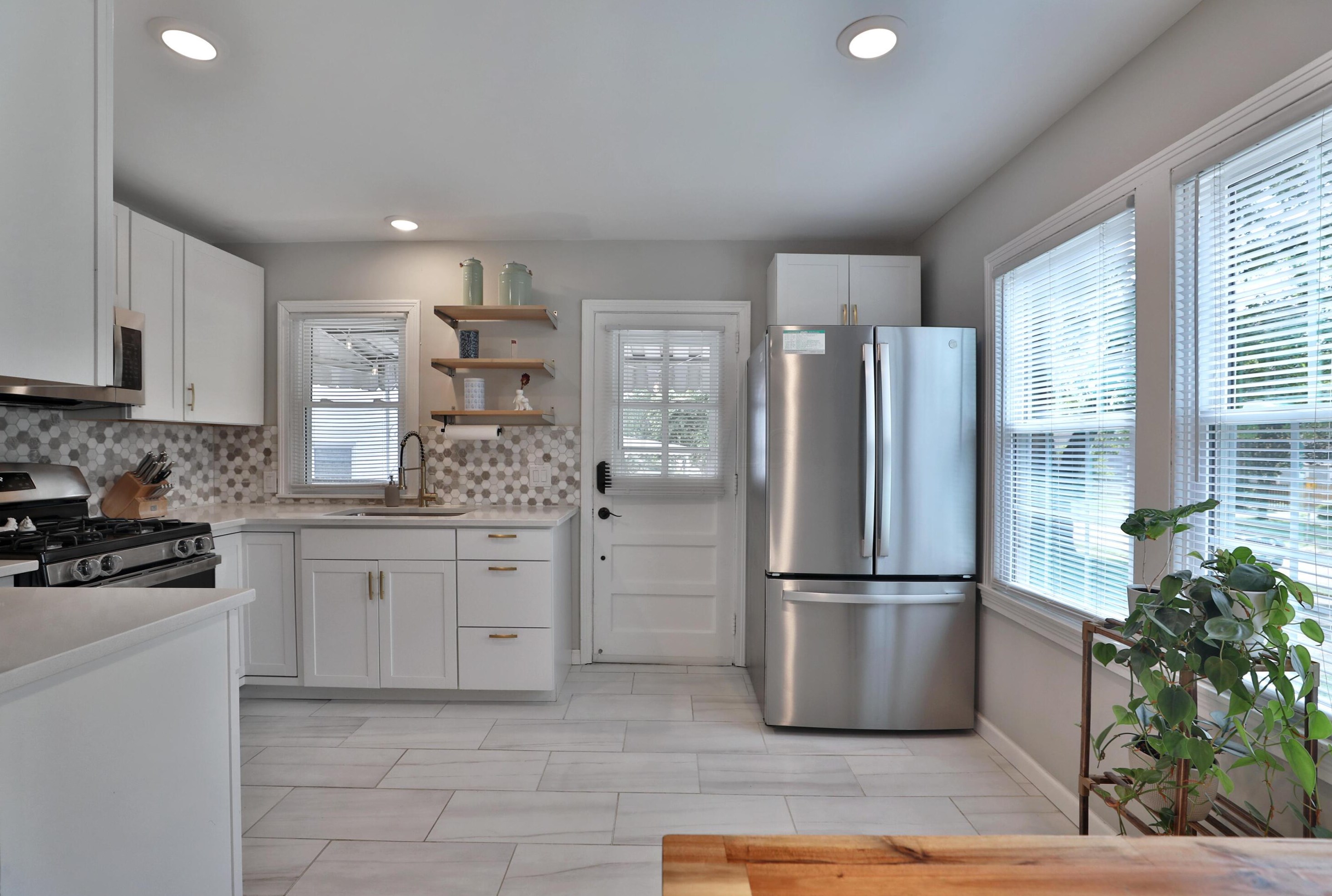 5690 Indianola Ave, Columbus OH 43085-3706 exterior