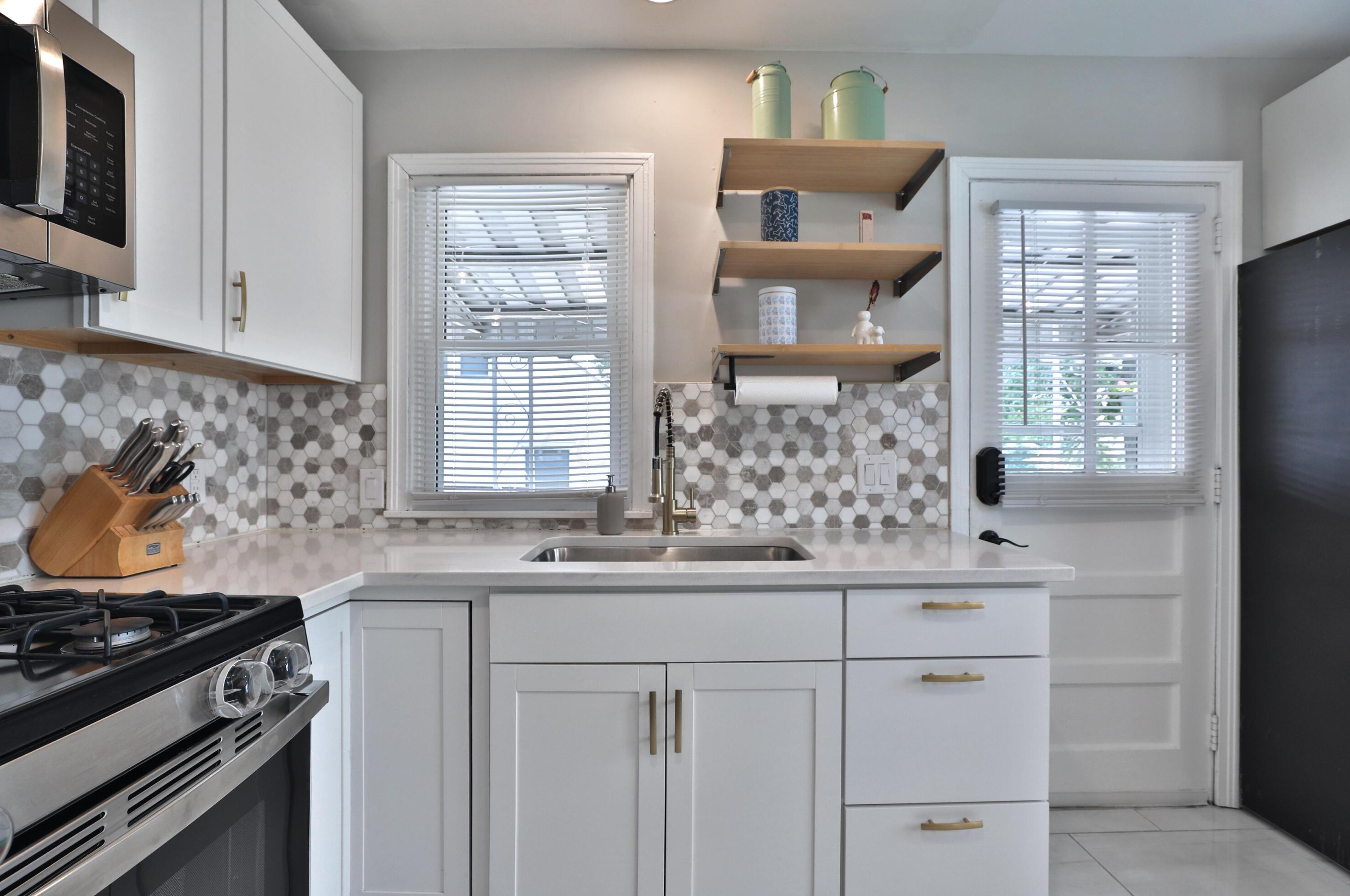 5690 Indianola Ave, Columbus OH 43085-3706 exterior