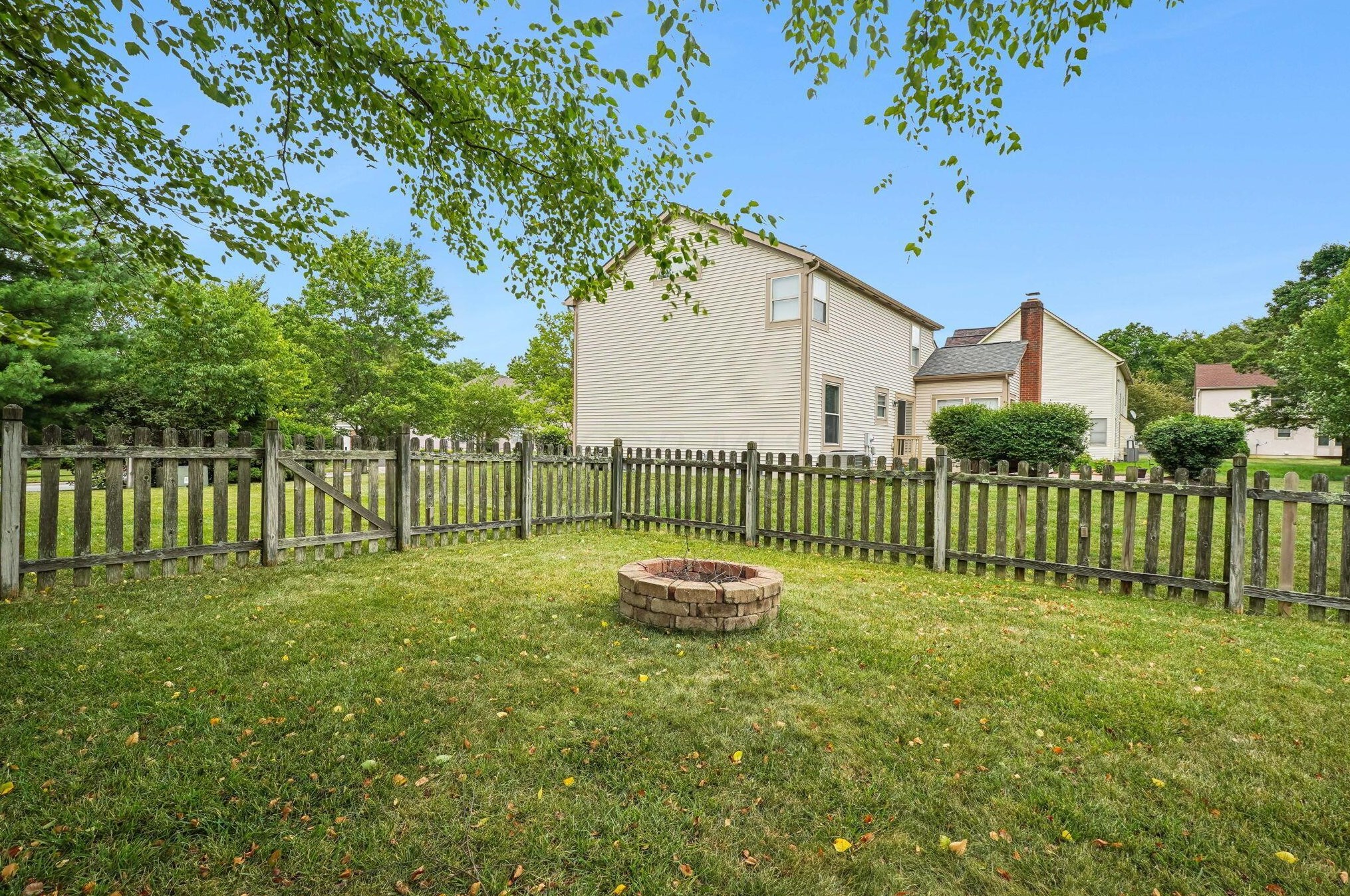 1119 Summer Hill Cir, Columbus OH  43230-6246 exterior