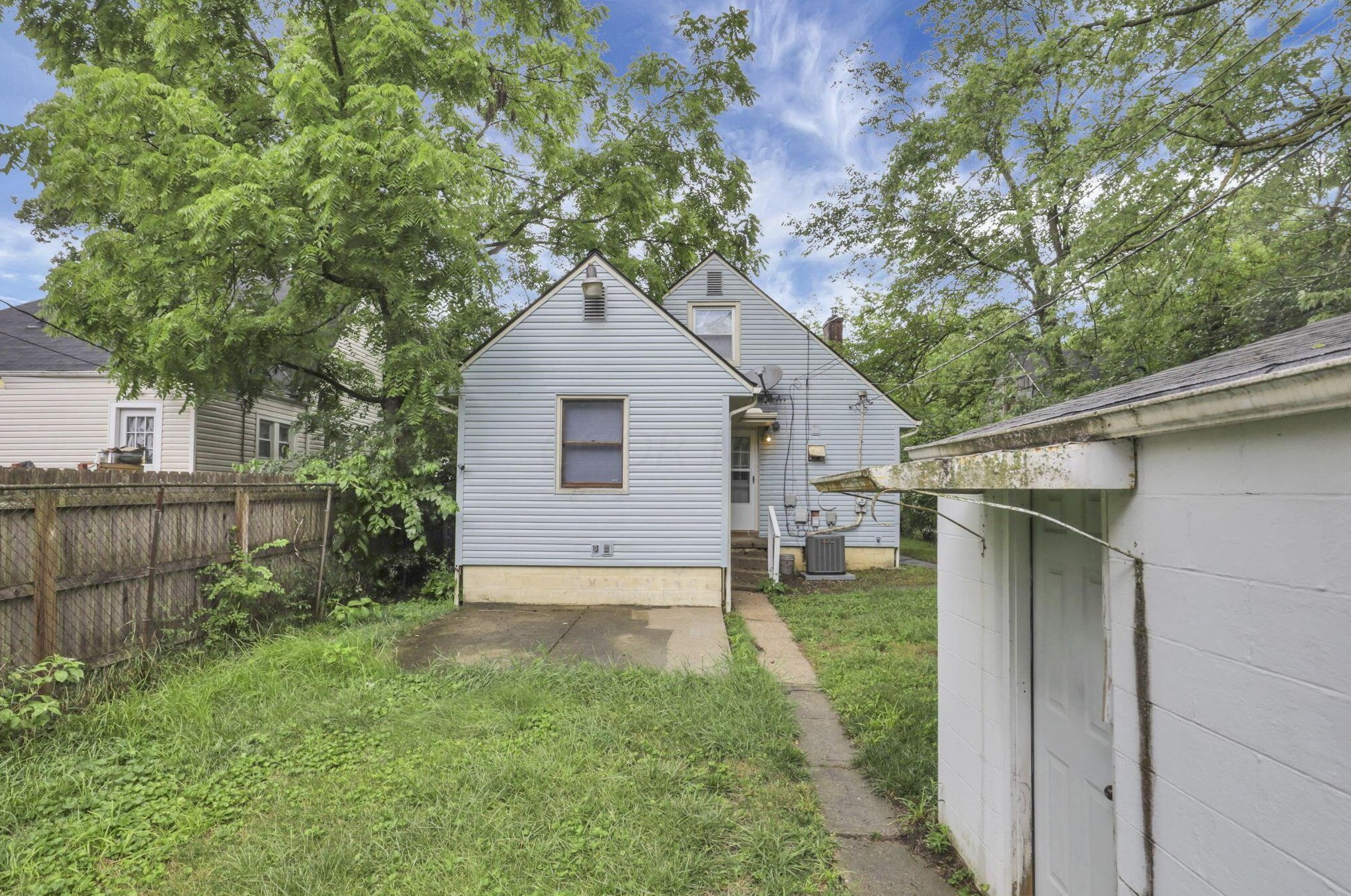 1275 Weber Rd, Columbus OH 43211-1537 exterior