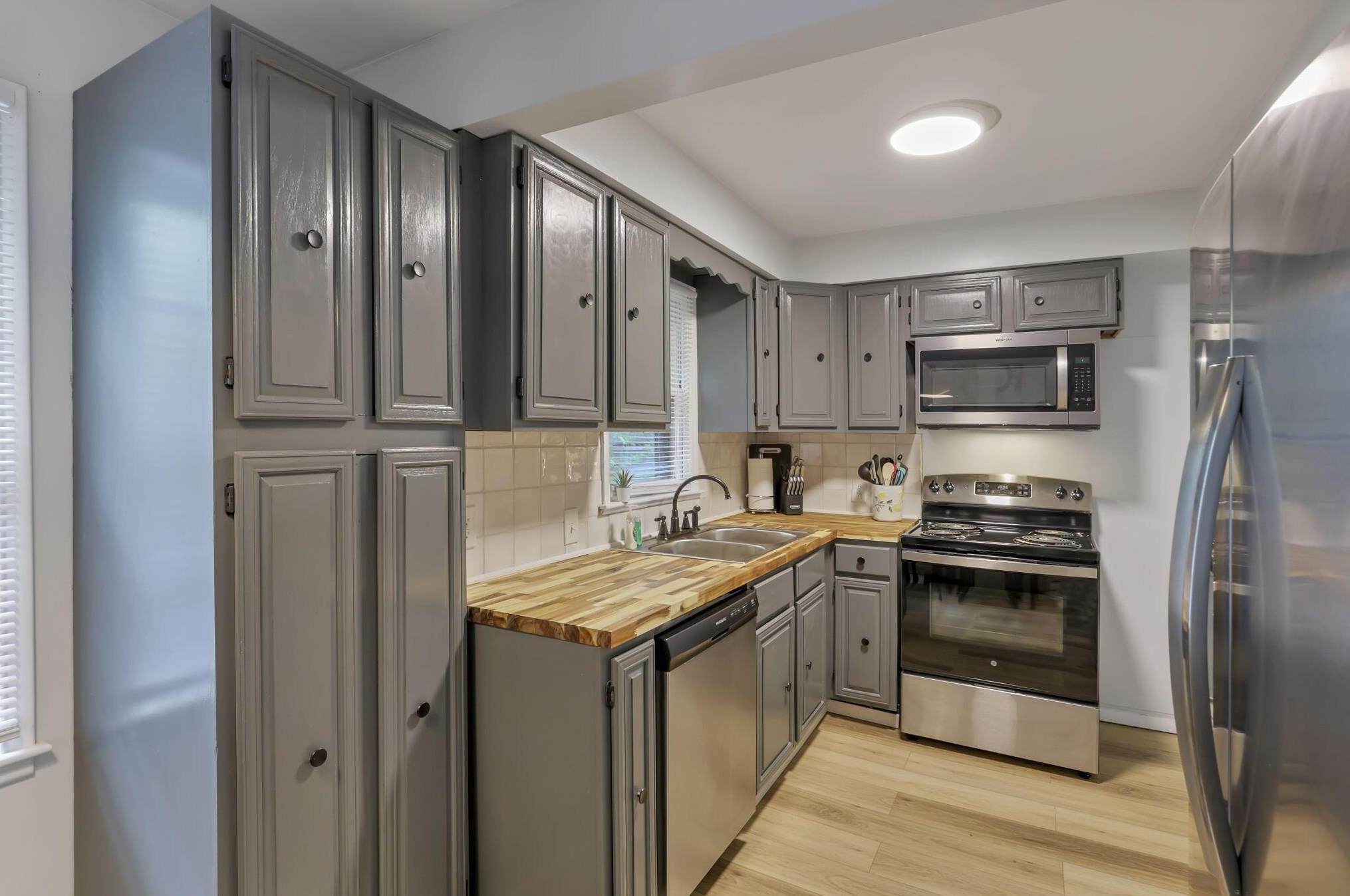 1275 Weber Rd, Columbus OH 43211-1537 exterior