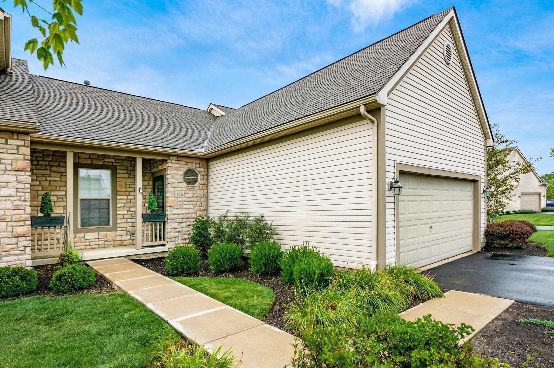 196 Pebble Creek Dr, Pataskala, OH 43062